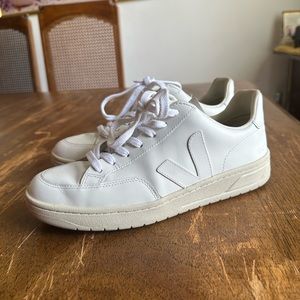 Veja v-12 extra white leather. Size: EU 39 (US woman 8)